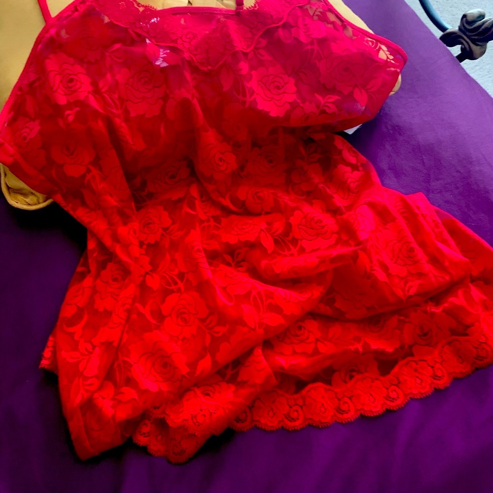 Red Delta Burke women’s stretch lace chemise.